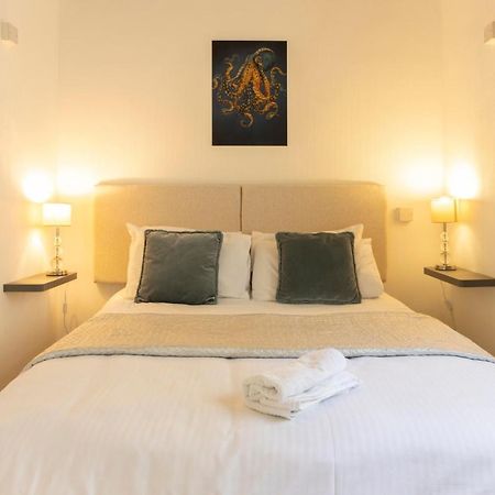 **Sunny And Bright, Thatchers Rock One Bed Beach Front Apartment*** トーキー エクステリア 写真