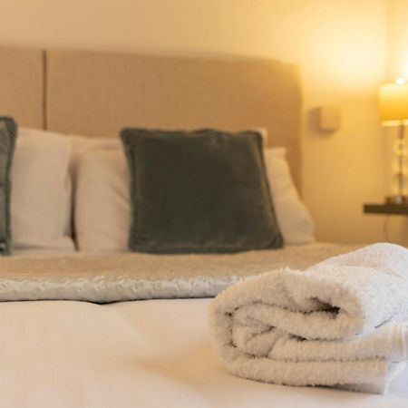 **Sunny And Bright, Thatchers Rock One Bed Beach Front Apartment*** トーキー エクステリア 写真