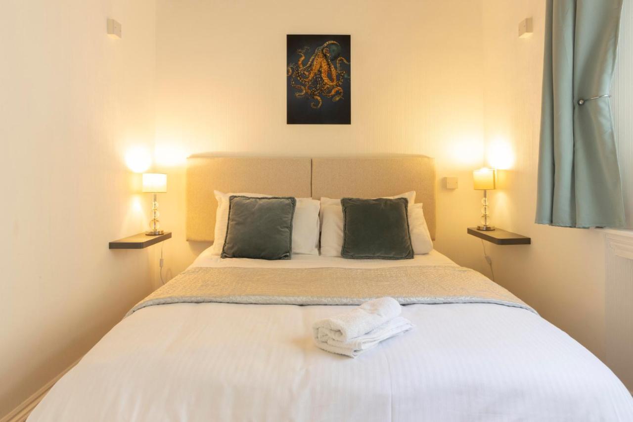 **Sunny And Bright, Thatchers Rock One Bed Beach Front Apartment*** トーキー エクステリア 写真