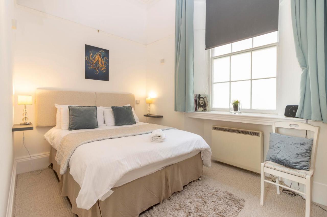 **Sunny And Bright, Thatchers Rock One Bed Beach Front Apartment*** トーキー エクステリア 写真