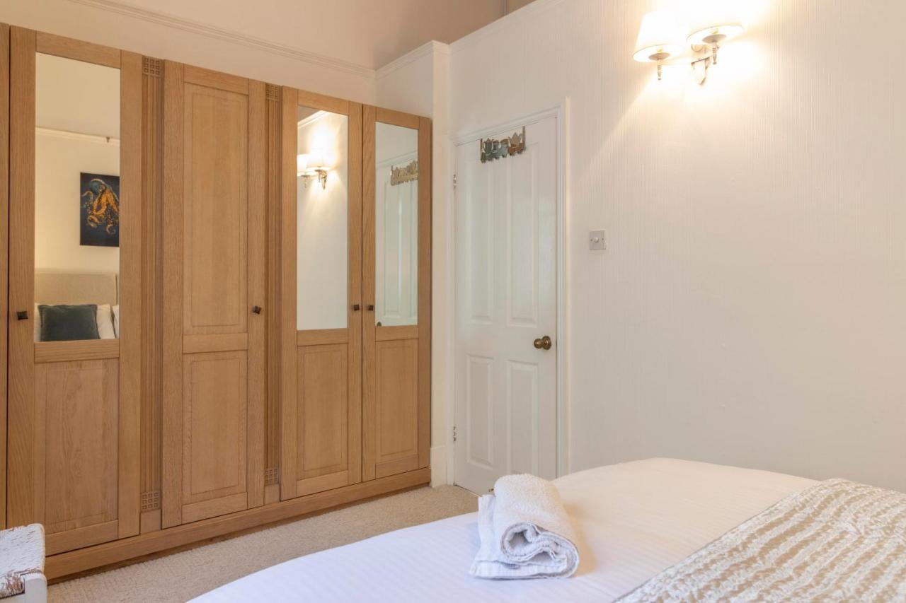 **Sunny And Bright, Thatchers Rock One Bed Beach Front Apartment*** トーキー エクステリア 写真