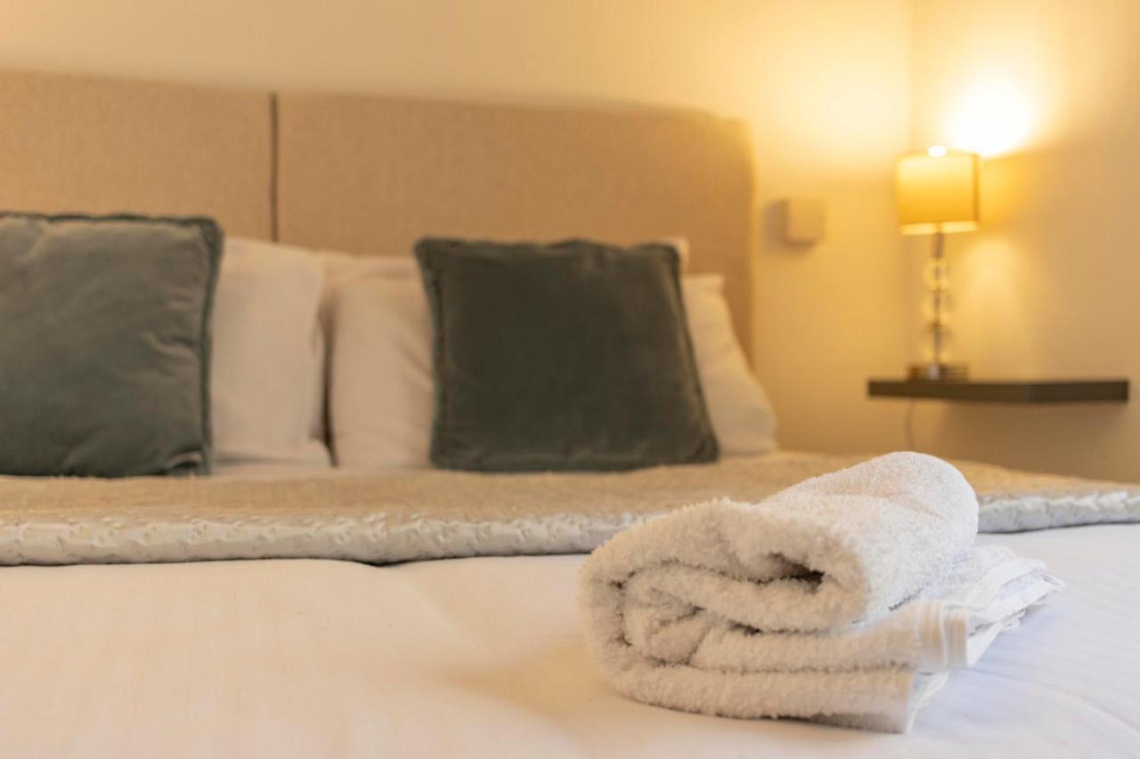 **Sunny And Bright, Thatchers Rock One Bed Beach Front Apartment*** トーキー エクステリア 写真