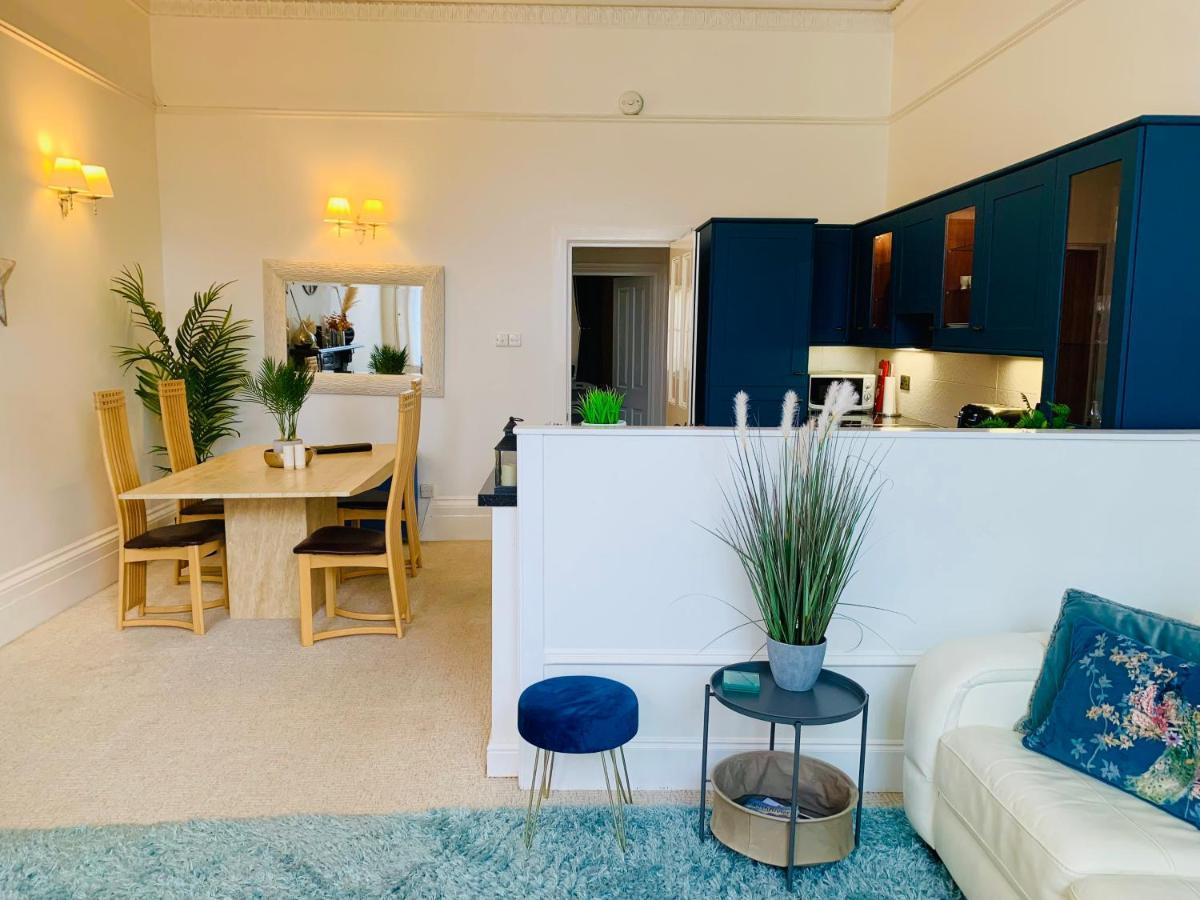 **Sunny And Bright, Thatchers Rock One Bed Beach Front Apartment*** トーキー エクステリア 写真
