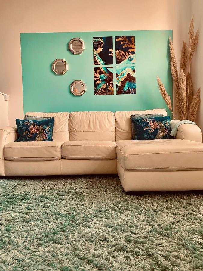 **Sunny And Bright, Thatchers Rock One Bed Beach Front Apartment*** トーキー エクステリア 写真