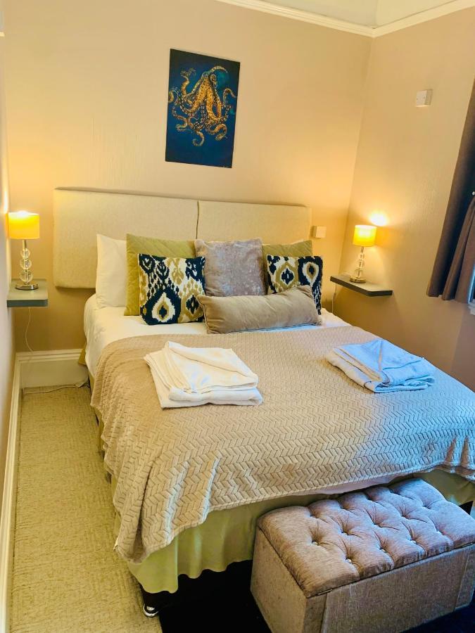 **Sunny And Bright, Thatchers Rock One Bed Beach Front Apartment*** トーキー エクステリア 写真