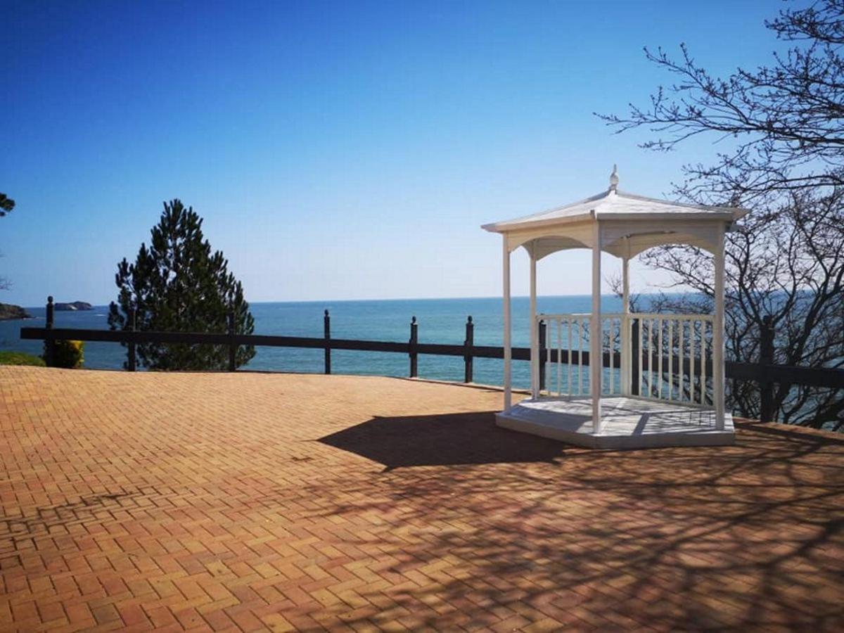 **Sunny And Bright, Thatchers Rock One Bed Beach Front Apartment*** トーキー エクステリア 写真
