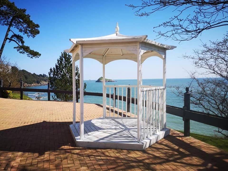 **Sunny And Bright, Thatchers Rock One Bed Beach Front Apartment*** トーキー エクステリア 写真
