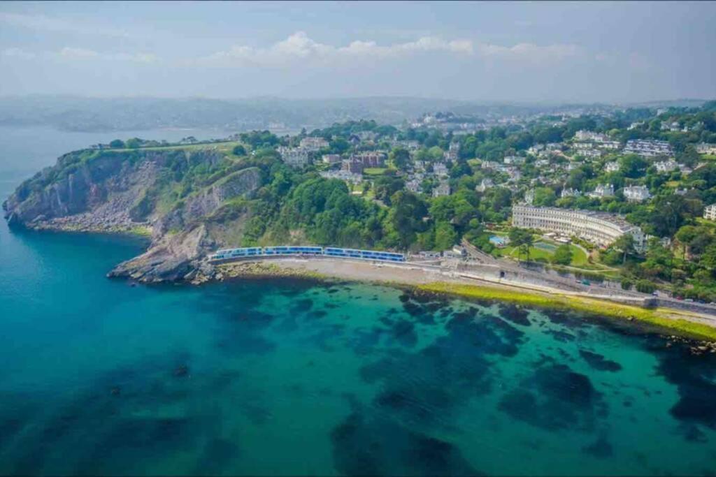 **Sunny And Bright, Thatchers Rock One Bed Beach Front Apartment*** トーキー エクステリア 写真