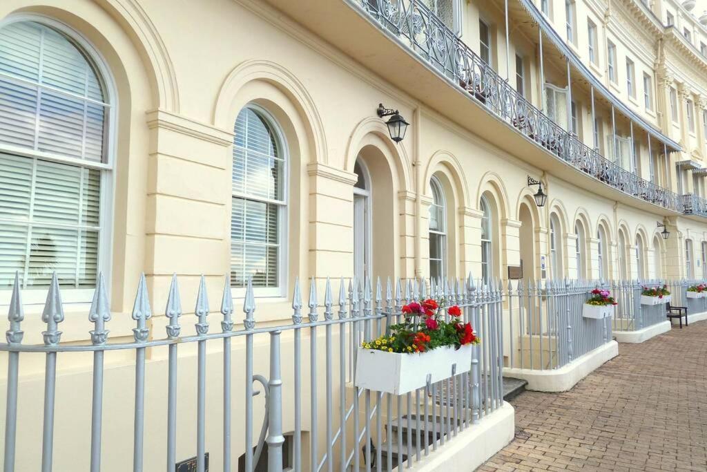 **Sunny And Bright, Thatchers Rock One Bed Beach Front Apartment*** トーキー エクステリア 写真