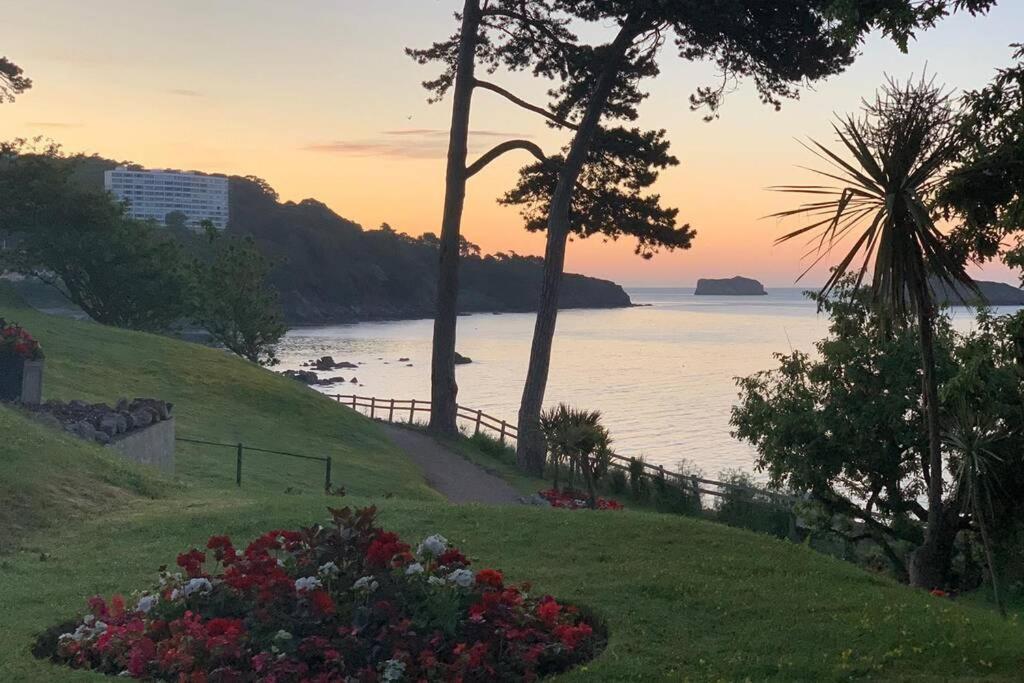 **Sunny And Bright, Thatchers Rock One Bed Beach Front Apartment*** トーキー エクステリア 写真