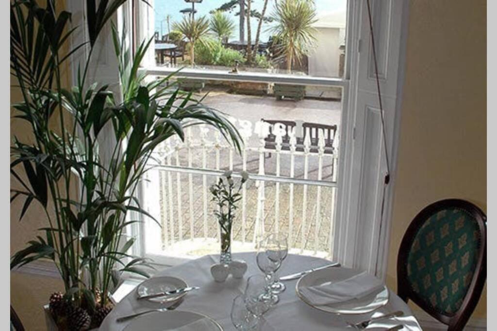**Sunny And Bright, Thatchers Rock One Bed Beach Front Apartment*** トーキー エクステリア 写真