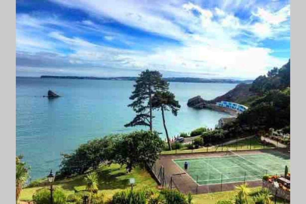 **Sunny And Bright, Thatchers Rock One Bed Beach Front Apartment*** トーキー エクステリア 写真