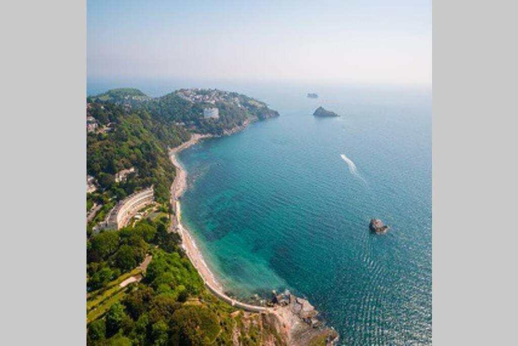 **Sunny And Bright, Thatchers Rock One Bed Beach Front Apartment*** トーキー エクステリア 写真
