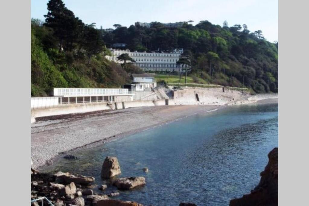 **Sunny And Bright, Thatchers Rock One Bed Beach Front Apartment*** トーキー エクステリア 写真