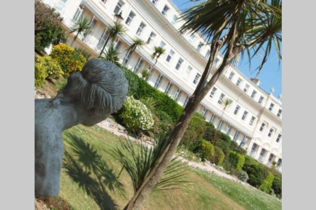 **Sunny And Bright, Thatchers Rock One Bed Beach Front Apartment*** トーキー エクステリア 写真